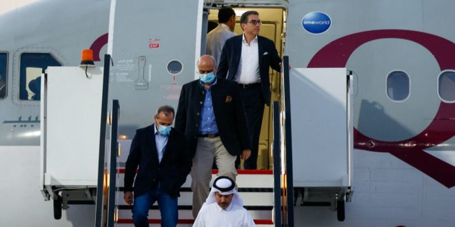 هواپیمای حامل ۵ زندانی آمریکایی در قطر به زمین نشست